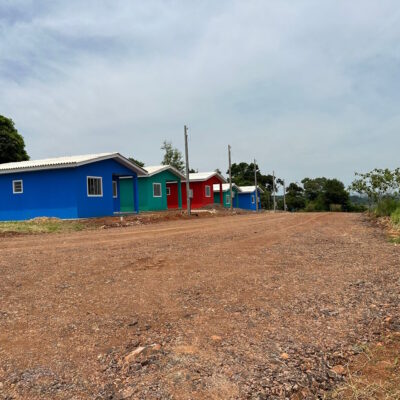 Nova Tebas finaliza construção de casas em terreno que era da Cohapar