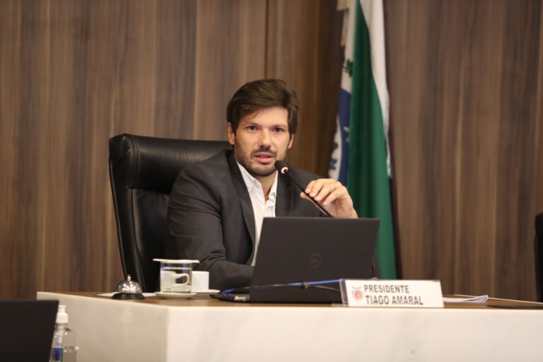 Fotografia mostra o deputado Tiago Amaral, presidente da CCJ da Assembleia Legislativa do Paraná, durante reunião.