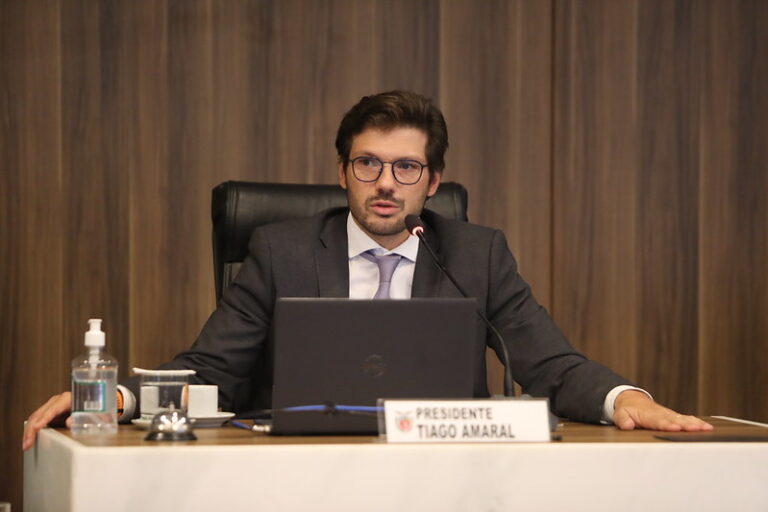 Fotografia mostra o deputado Tiago Amaral, presidente da CCJ da Assembleia Legislativa do Paraná, durante reunião que definiu audiência sobre cancelas em passagens de trem