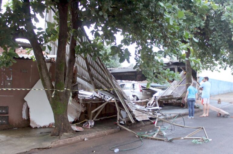 Fotografia mostra destruição causada numa residência após o rompimento em Jataizinho de um reservatório de água. A casa foi atingida pela força da água e ficou muito destruída.