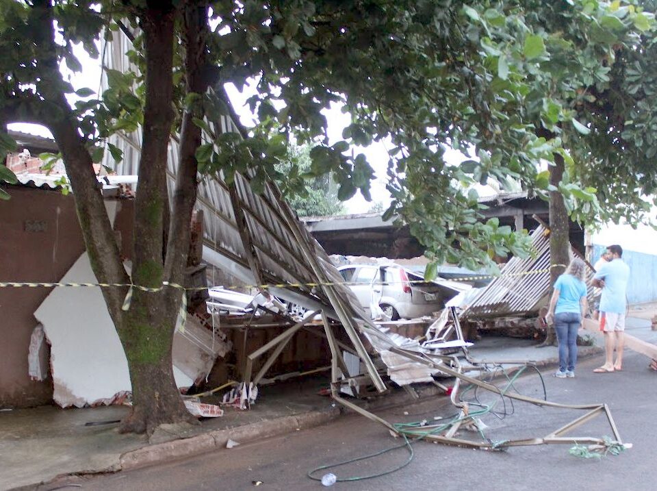 Fotografia mostra destruição causada numa residência após o rompimento em Jataizinho de um reservatório de água. A casa foi atingida pela força da água e ficou muito destruída.