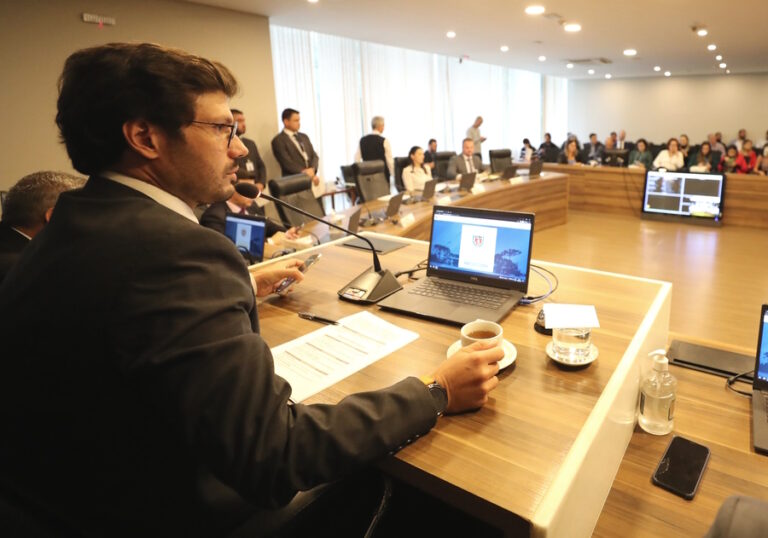Fotografia mostra deputado Tiago Amaral presidindo reunião da CCJ que tratou de projetos sobre violência nas escolas.