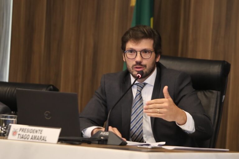 Fotografia mostra o deputado Tiago Amaral (PSD), presidente da CCJ da Assembleia do Paraná, que organiza reunião para debater meios de impedir ataques às escolas.