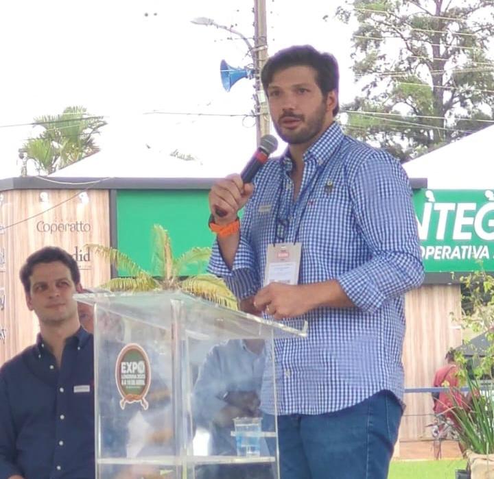 Fotografia mostra o deputado Tiago Amaral discursando na ExpoLondrina, anunciando o projeto que vai criar cadastro de invasores de terra.