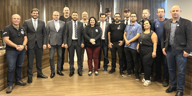 Fotografia mostra deputado estadual Tiago Amaral, presidente da CCJ, junto a outros colegas parlamentares e a representantes do Sindicato dos Policiais Penais do Paraná.