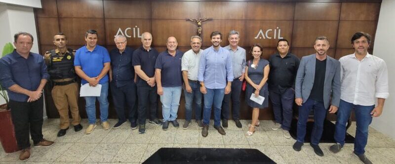 Fotografia mostra participantes da primeira reunião de 2023 da Comissão de Infraestrutura do Norte do Paraná, encabeçada pelo deputado estadual Tiago Amaral.