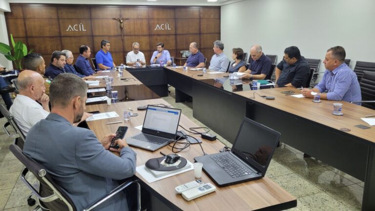 Fotografia mostra participantes da primeira reunião de 2023 da Comissão de Infraestrutura do Norte do Paraná, encabeçada pelo deputado estadual Tiago Amaral.