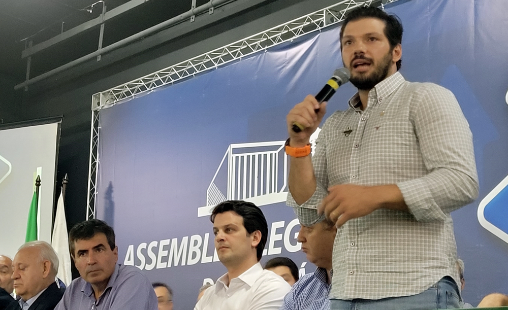 Fotografia mostra deputado Tiago Amaral durante sessão da Alep na ExpoLondrina, na entrega de ofício com pedidos de obras de infraestrutura em Londrina e região.