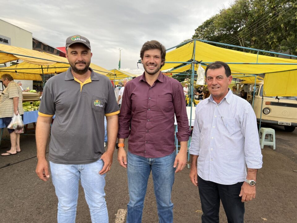Fotografia mostra deputado Tiago Amaral, que dá apoio aos feirantes de Jandaia do Sul para conseguirem novas barracas.
