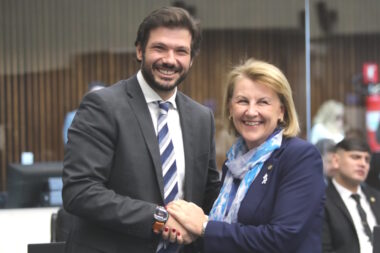 Fotografia mostra deputados Tiago Amaral e Márcia Huçulak, que promovem audiência pública sobre telessaúde, na Assembleia Legislativa do Paraná.