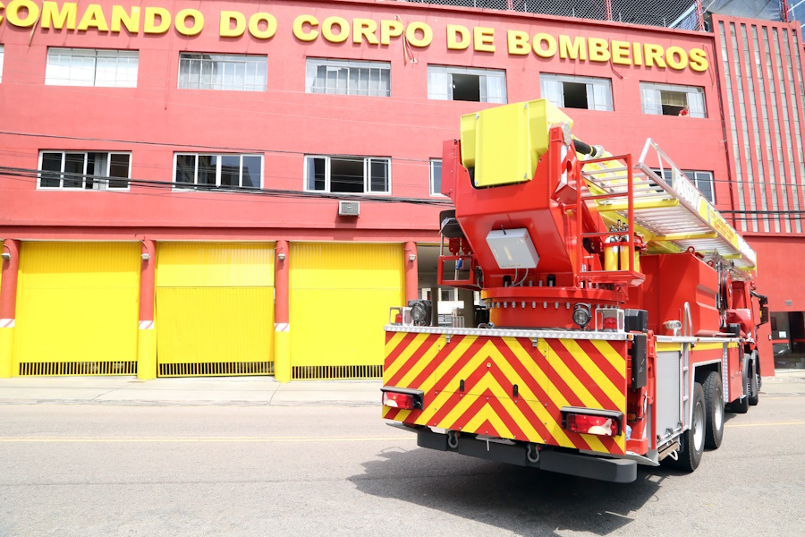 Fotografia mostra caminhão do Corpo de Bombeiros em frente ao quartel: projeto sobre promoções na corporação está em pauta na Assembleia Legislativa do Paraná.