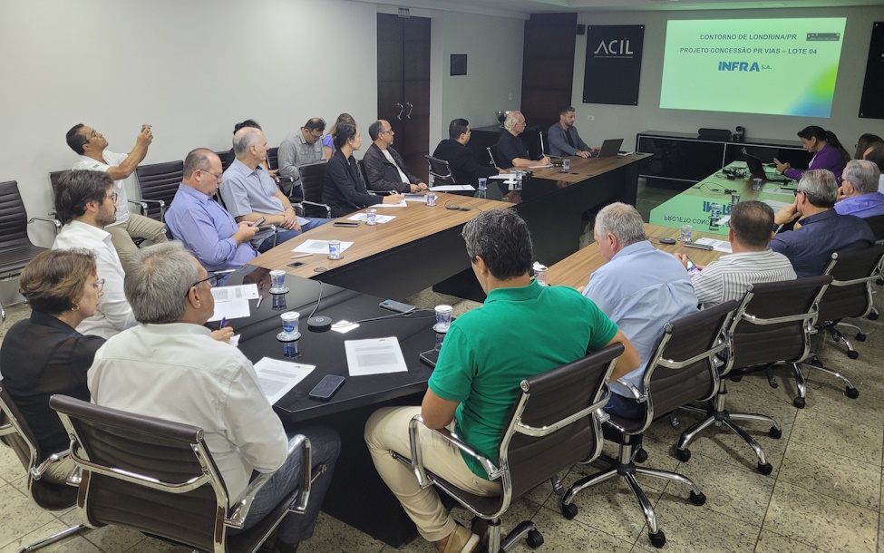 Fotografia mostra reunião da Comissão de Infraestrutura, com o deputado Tiago Amaral e o representante do Governo Federal, sobre o Contorno Norte de Londrina.