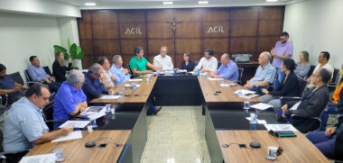 Fotografia mostra reunião da Comissão de Infraestrutura, com o deputado Tiago Amaral e o representante do Governo Federal, sobre o Contorno Norte de Londrina.