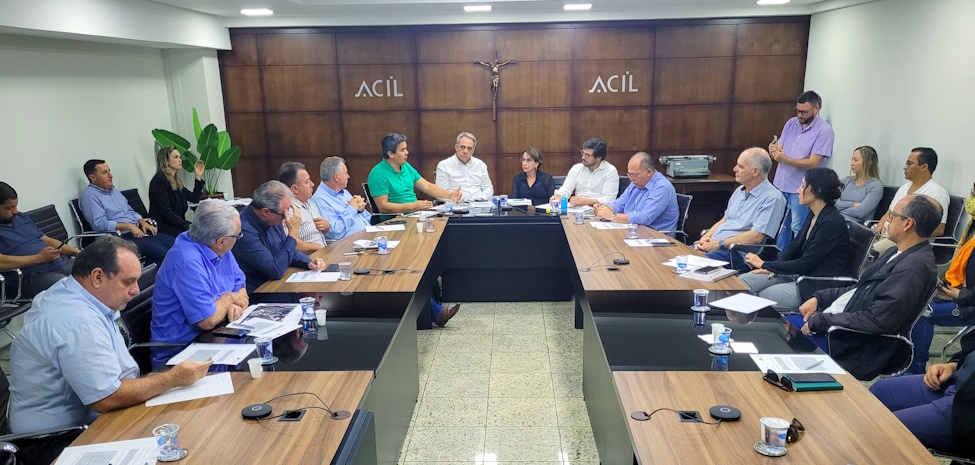 Fotografia mostra reunião da Comissão de Infraestrutura, com o deputado Tiago Amaral e o representante do Governo Federal, sobre o Contorno Norte de Londrina.