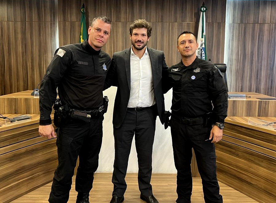 Fotografia mostra deputado Tiago Amaral com policiais penais que foram levar o convite para a inauguração do novo SOE Londrina.