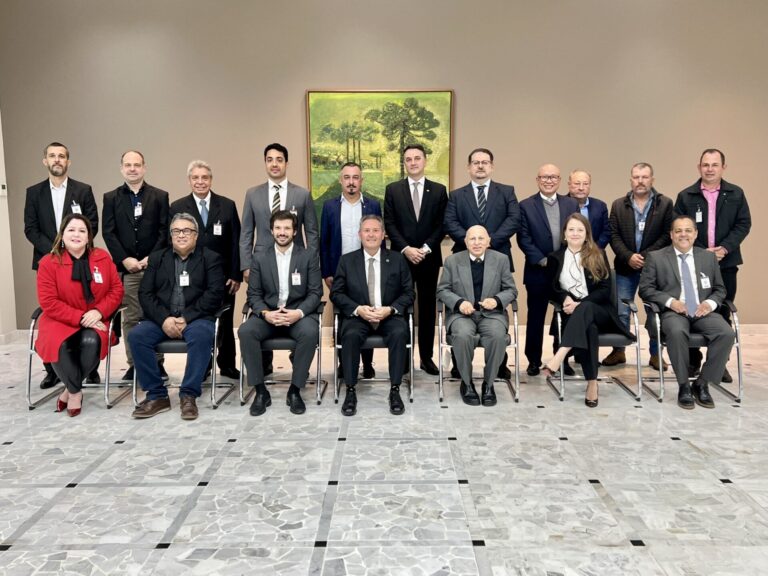 Fotografia mostra reunião no Tribunal de Justiça do Paraná, articulada pelo deputado Tiago Amaral, para tratar da construção do Fórum de Mandaguaçu.
