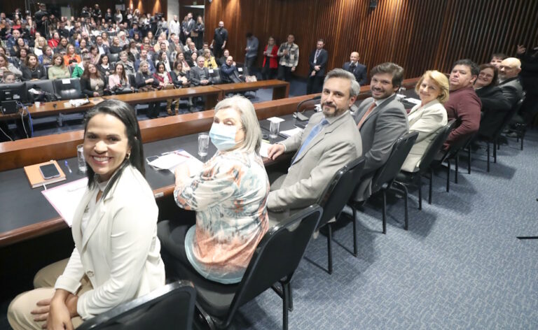Fotografia mostra plenarinho da Assembleia Legislativa lotado e, em primeiro plano, deputado Tiago Amaral e participantes da audiência pública sobre telessaúde: lei pode liberar 30 mil consultas por ano para Londrina e região.