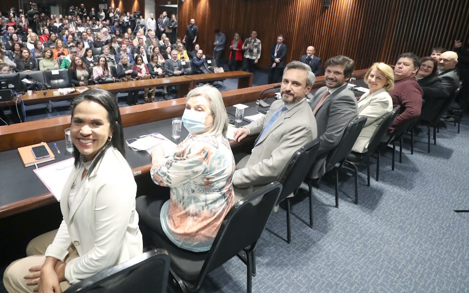 Fotografia mostra plenarinho da Assembleia Legislativa lotado e, em primeiro plano, deputado Tiago Amaral e participantes da audiência pública sobre telessaúde: lei pode liberar 30 mil consultas por ano para Londrina e região.