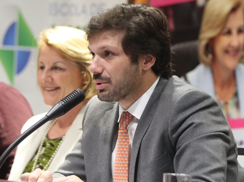 Fotografia mostra deputado Tiago Amaral falando durante audiência pública sobre telessaúde, na Assembleia Legislativa do Paraná.