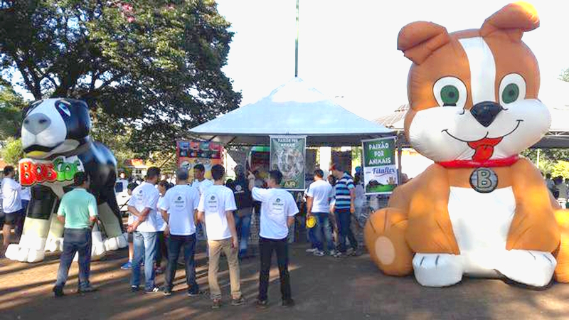 Fotografia mostra feira de adoção de animais em Mandaguari. Título de utilidade pública à APAAD é um grande apoio do deputado Tiago Amaral à causa animal.