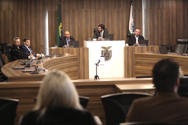 Fotografia mostra reunião entre deputado Tiago Amaral e o colega de Rondônia Ismael Crispin: CCJ do Paraná qualifica processo legislativo e se torna referência