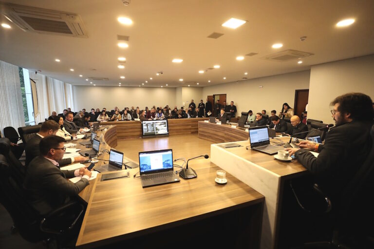 Fotografia mostra reunião da CCJ da Assembleia Legislativa do Paraná, que aprovou projeto para que mulheres tenham mais segurança no transporte nos ônibus intermunicipais.