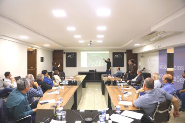 Fotografia mostra reunião da Comissão de Infraestrutura do Norte do Paraná, em que as prefeituras da região trataram do Contorno Norte de Londrina, com o deputado Tiago Amaral.