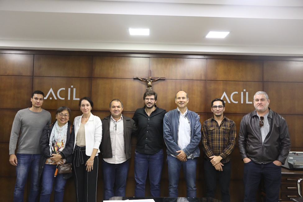 Fotografia mostra reunião da Comissão de Infraestrutura do Norte do Paraná, em que as prefeituras da região trataram do Contorno Norte de Londrina, com o deputado Tiago Amaral.
