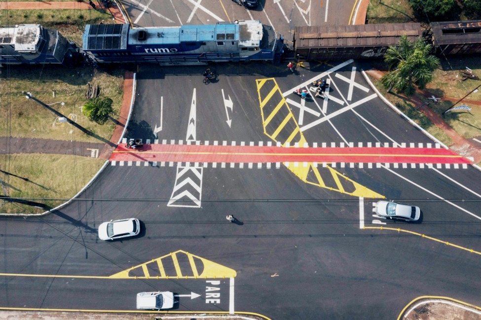 Fotografia mostra passagem em nível em Arapongas, Paraná, onde está sendo testado um sistema de segurança para as travessias de trem.