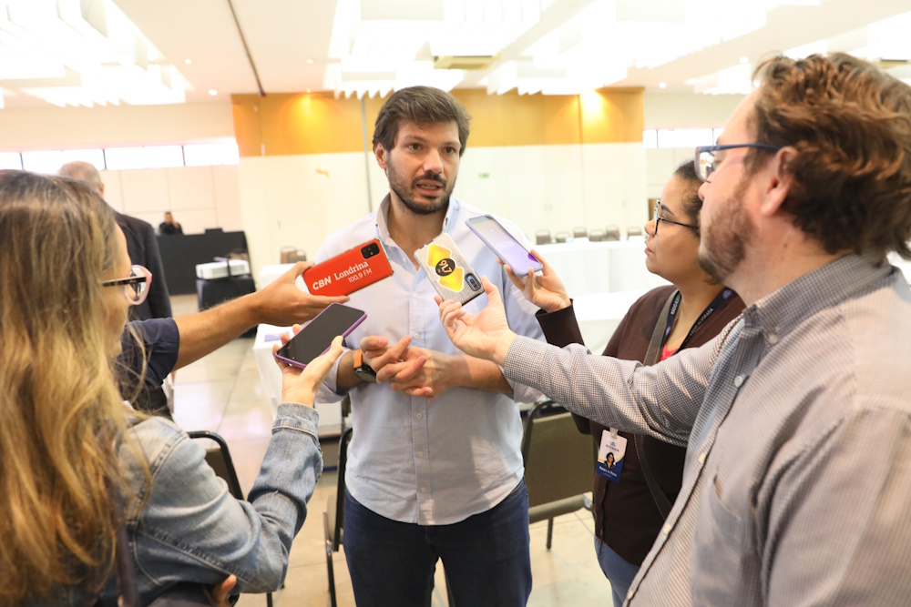 Fotografia mostra deputado Tiago Amaral sendo entrevistado pela imprensa londrinense sobre as conquistas que trouxe para Londrina e região. 