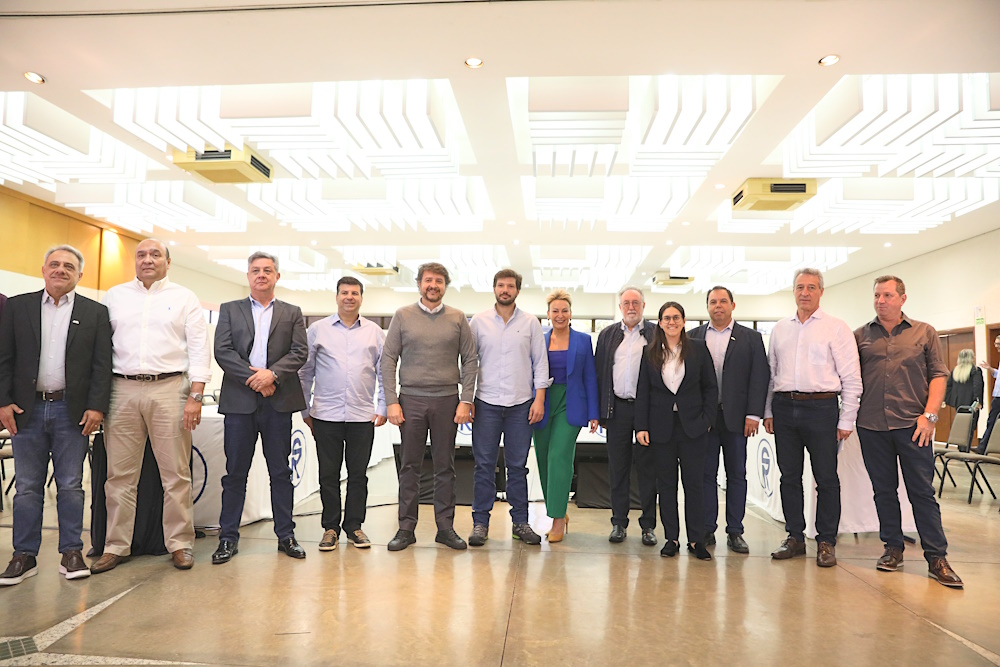 Fotografia mostra membros das entidades que convidaram o deputado Tiago Amaral para tratar das conquistas para Londrina e região na Sociedade Rural do Paraná.