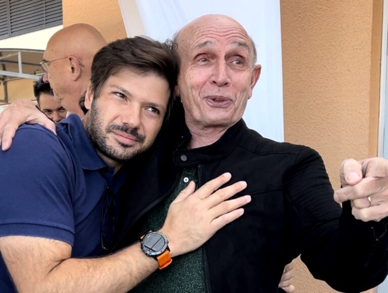 Fotografia mostra ex-prefeito Zé do Carmo abraçando o deputado estadual Tiago Amaral.