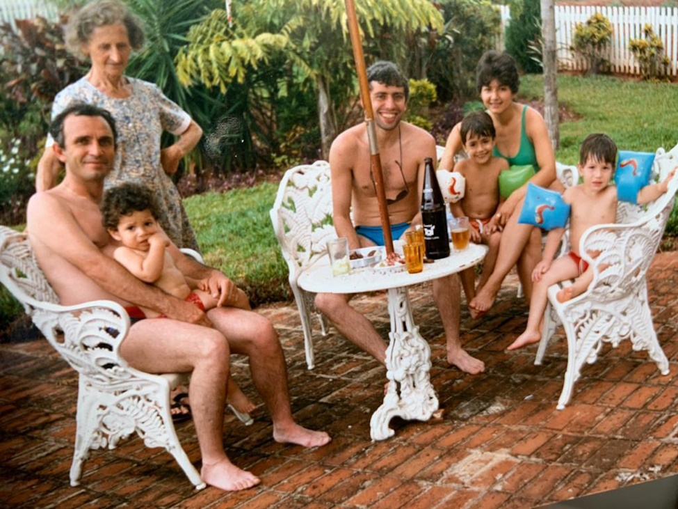 Fotografia antiga mostra ex-prefeito Zé do Carmo reunido com a família do deputado estadual Tiago Amaral.