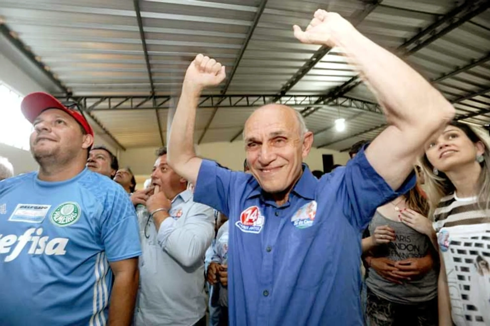 Fotografia mostra Zé do Carmo comemorando a vitória nas eleições de 2016.