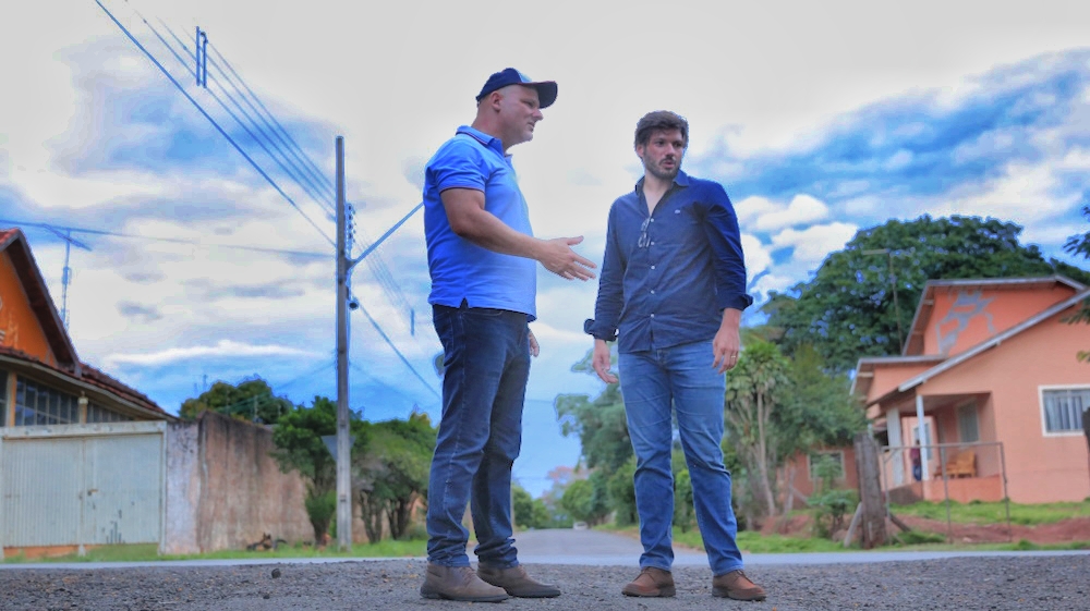 Fotografia mostra prefeito de Bela Vista do Paraíso, Fabricio Pastore (Jacaré), com o deputado estadual Tiago Amaral.