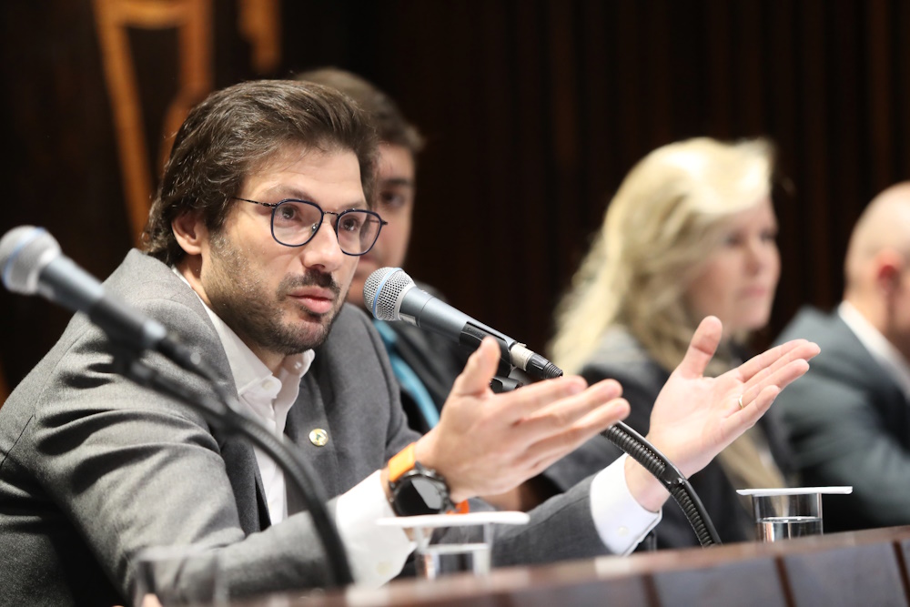 Fotografia mostra audiência pública que debateu decreto federal sobre armas, com a participação do deputado estadual Tiago Amaral.