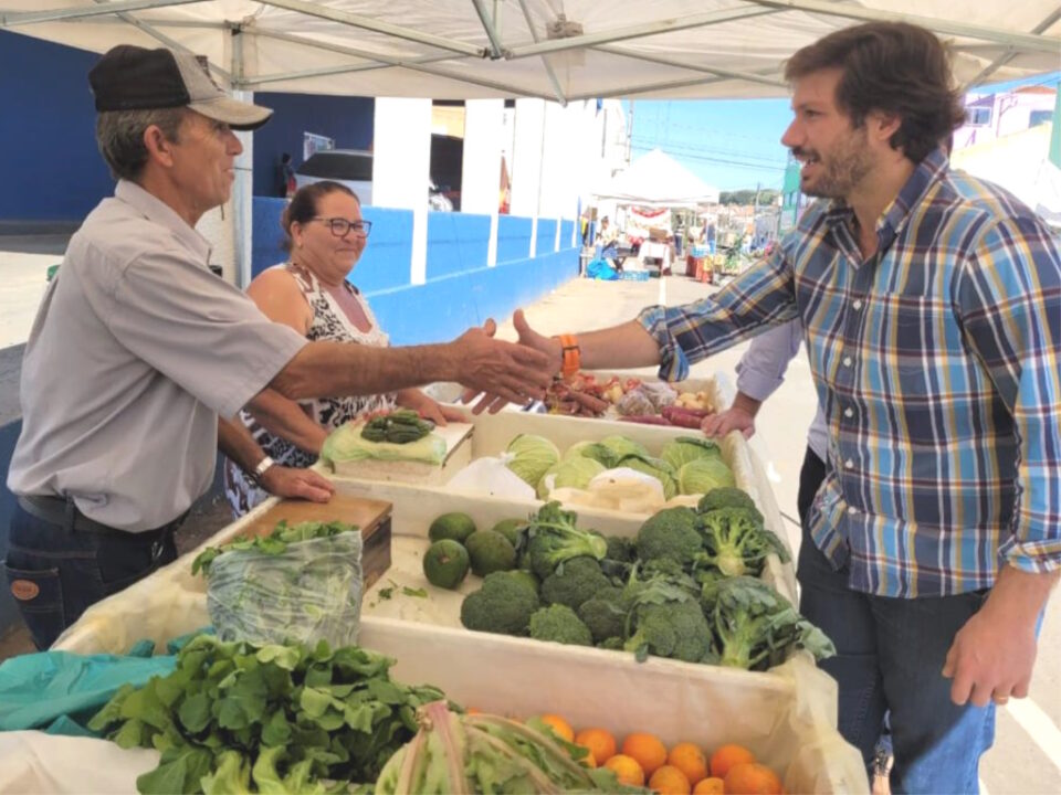 Fotografia mostra deputado Tiago Amaral visitando a feira de Siqueira Campos, que recebeu novas barracas graças a verbas que ele conseguiu junto ao Governo do Estado.