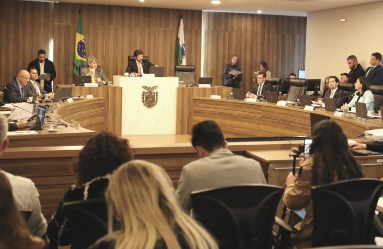Fotografia mostra reunião da CCJ, presidida por Tiago Amaral, debatendo ajustes em limites de municípios.