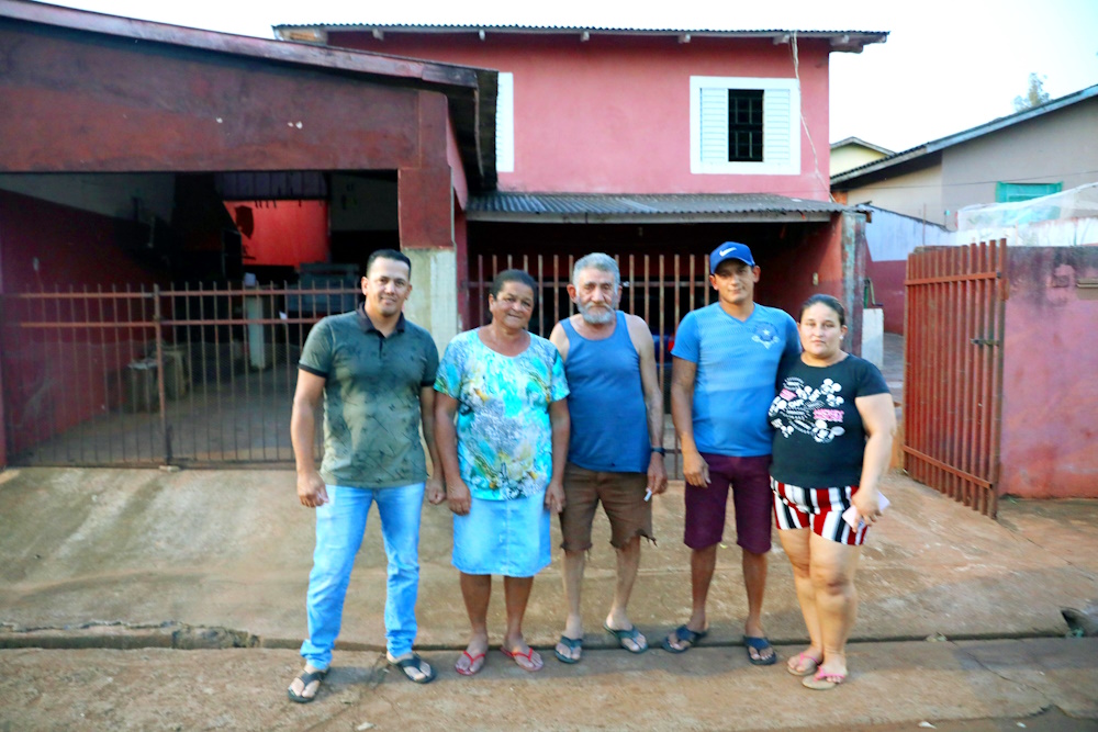 Fotografia mostra moradores que têm dívida da casa própria em Santa Mariana.