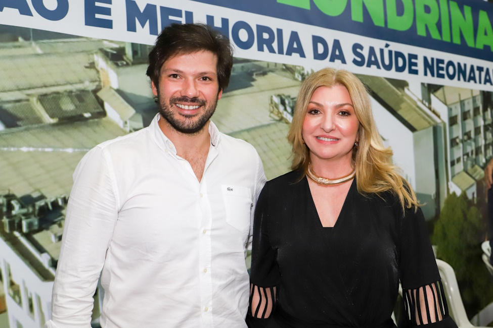 Fotografia mostra deputado Tiago Amaral com a superintentende do HU, Vivian Feijó, durante assinatura da liberação dos recursos para a implantação da nova maternidade do HU de Londrina.