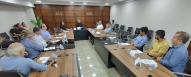 Fotografia mostra reunião da Comissão de Infraestrutura, que tratou do Terminal Metropolitano de Londrina, entre outros assuntos.