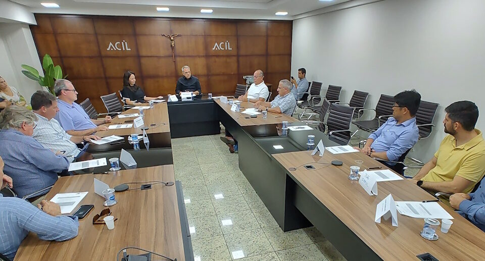 Fotografia mostra reunião da Comissão de Infraestrutura, que tratou do Terminal Metropolitano de Londrina, entre outros assuntos.