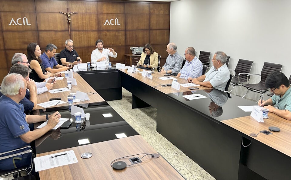 Fotografia mostra reunião da Comissão de Infraestrutura do Norte do Paraná, liderada pelo deputado Tiago Amaral, que discutiu demandas importantes para a região, como o Contorno Leste de Londrina, obra necessária para o desenvolvimento.