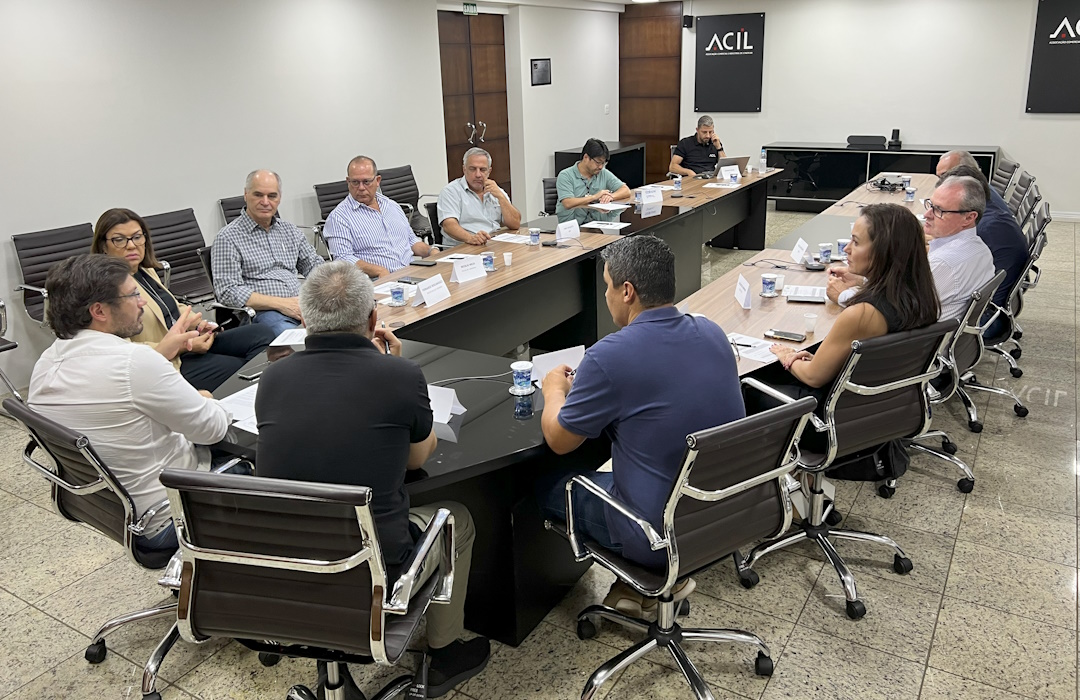 Fotografia mostra reunião da Comissão de Infraestrutura do Norte do Paraná, liderada pelo deputado Tiago Amaral, que discutiu demandas importantes para a região, como o Contorno Leste de Londrina, obra necessária para o desenvolvimento.