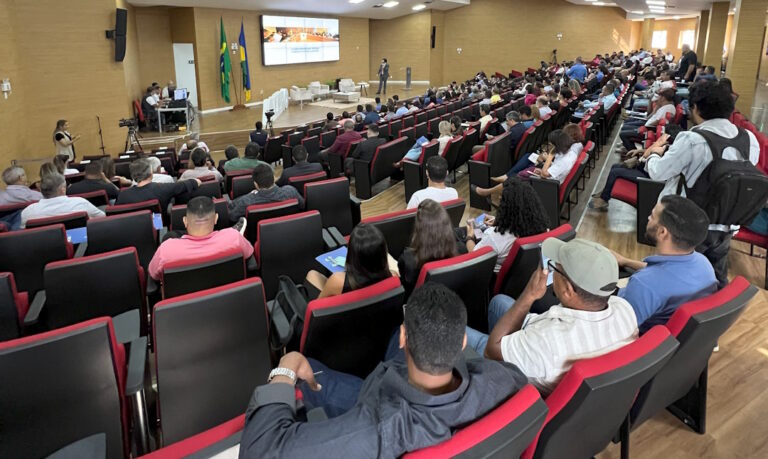 Fotografia mostra auditório cheio no encontro nacional sobre qualificação do legislativo, em Rondônia, em que o deputado Tiago Amaral, do Paraná, defendeu leis melhores para beneficiar a população.