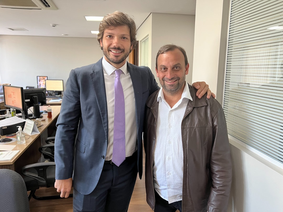 Fotografia mostra o deputado Tiago Amaral com o prefeito de Lobato, Fabio Chicaroli, o Fabinho.