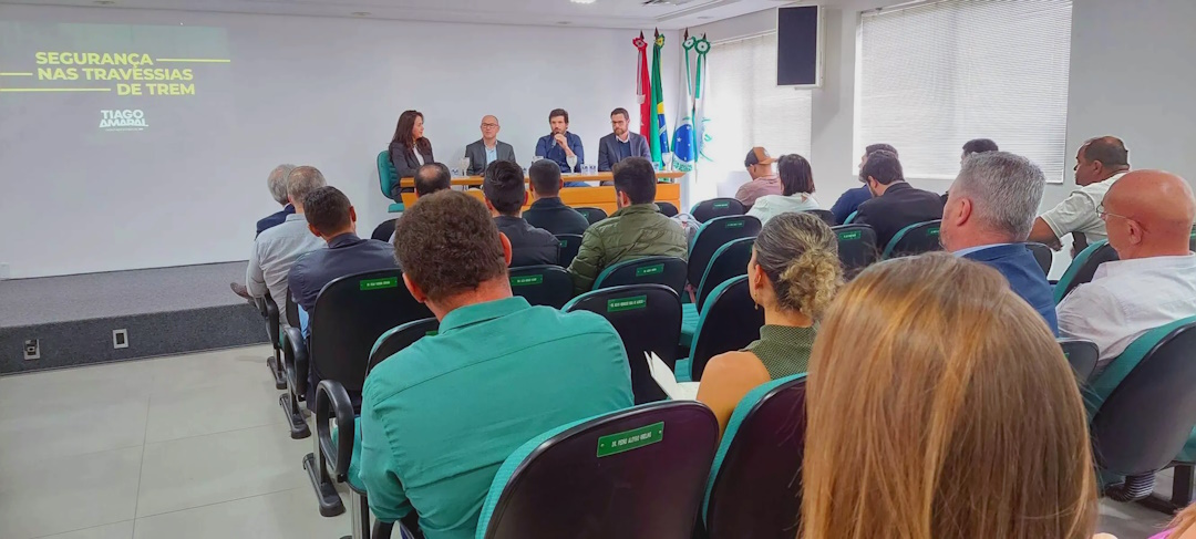 Fotografia mostra reunião organizada por Tiago Amaral, em que municípios conseguiram canal direto para tratar de segurança ferroviária com o Ministério dos Transportes e a concessionária Rumo.