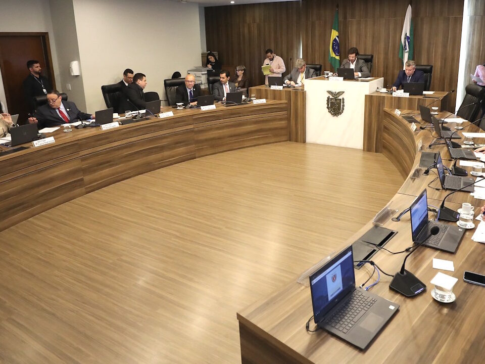 Fotografia mostra reunião da CCJ em que foi aprovado o projeto que aumenta a escolaridade para ingresso na PM e nos Bombeiros do Paraná.