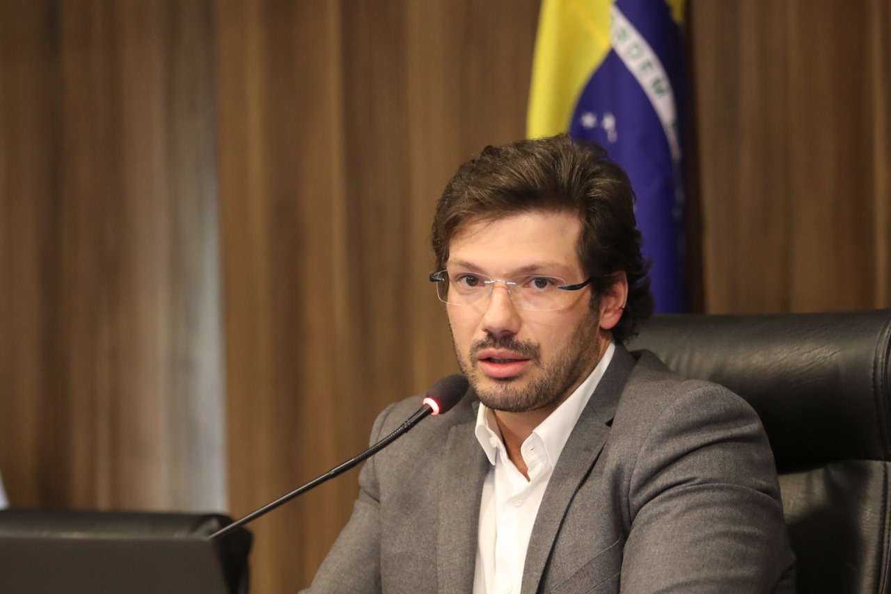 Fotografia mostra deputado Tiago Amaral na reunião da CCJ em que foi aprovado o projeto que aumenta a escolaridade para ingresso na PM e nos Bombeiros do Paraná.