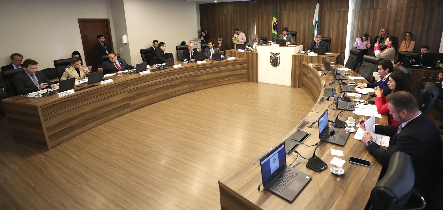 Fotografia mostra reunião da CCJ em que foi aprovado o projeto que aumenta a escolaridade para ingresso na PM e nos Bombeiros do Paraná.